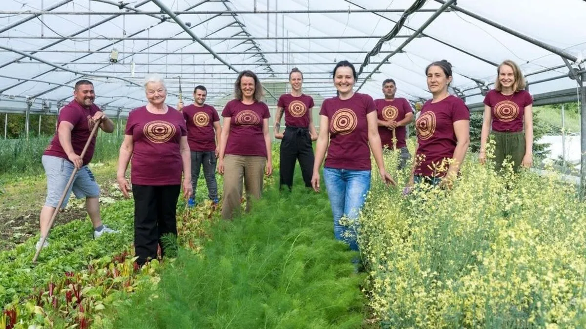 Gemeinsame Landwirtschaft. Anna Ambrosch (4. von links), ihre Mutter Anna Fuchs (2. von links), Tochter Magdalena (rechts) und einige der Erntehelfer beim Jaklhof in Kainbach bei Graz	 