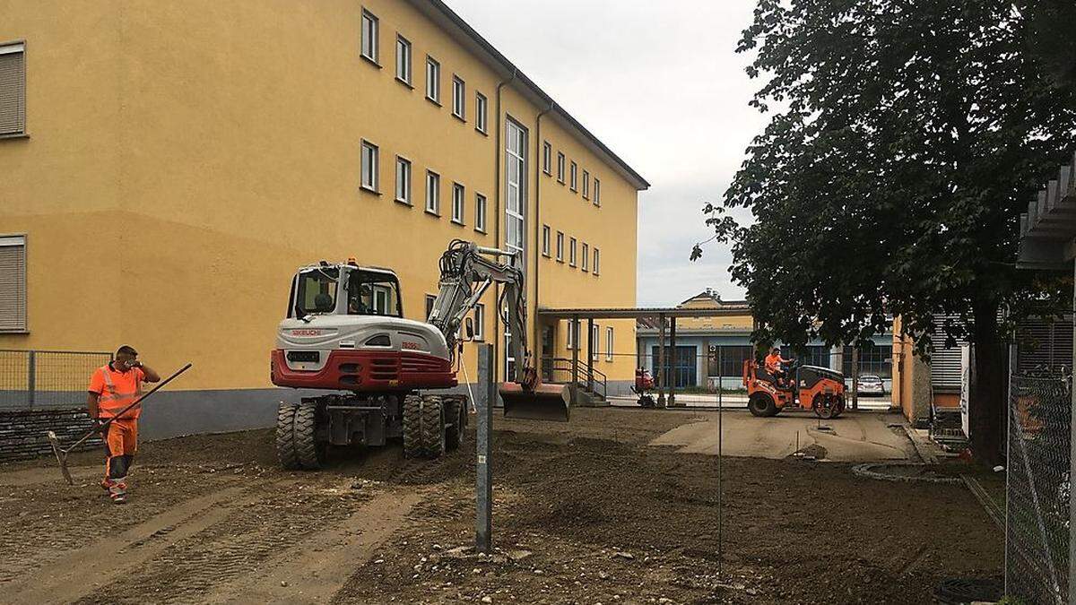 Im Zuge der Verlegung neuer Rohre wurde der Hof des Kindergartens Regenbogen aufgegraben	 