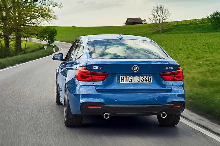 Wem das nicht reicht und auf eine persönliche Note viel Wert legt, der kann nun zwischen drei Individualisierungsvarianten wählen: Sport Line, Luxury Line und M Sport bieten unterschiedliche Optik- und Interieurelemente, die – nomen est omen – sportlich, luxuriös oder in der Optik der BMW-M-Modelle daher kommen. Zusätzlich erweitert BMW die Farbpalette um zwei und das Felgenangebot um drei Angebote.