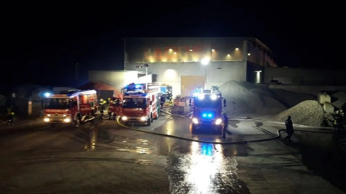 Rund 250 Einsatzkräfte sind am Mittwochabend bei einem Großbrand in Hürm (Bezirk Melk) im Einsatz gestanden