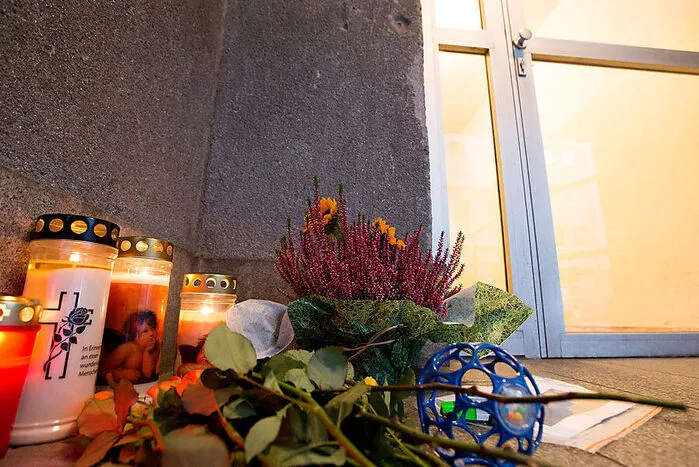 Freunde trauern und entzündeten vor dem Wohnhaus der Opfer in Wien-Margareten Kerzen im Gedenken an die Kärntnerin Claudia Konstantinovics (25) und ihren kleinen Noah.
