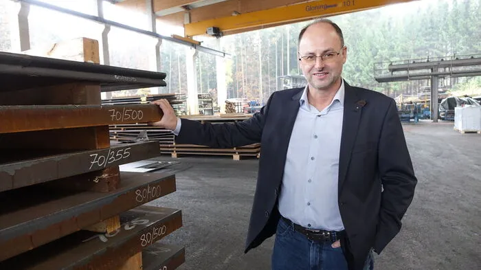Solche Bleche aus extrem hartem Stahl werden bei Winkelbauer bearbeitet.