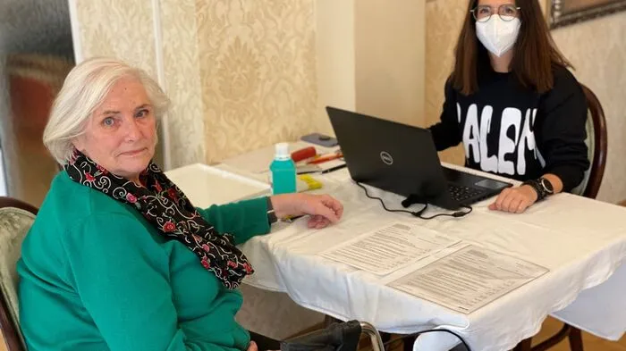 Isolde Mayer (76) ist eine der ersten Impflinge im Pflegeheim Kirschallee in Deutschlandsberg