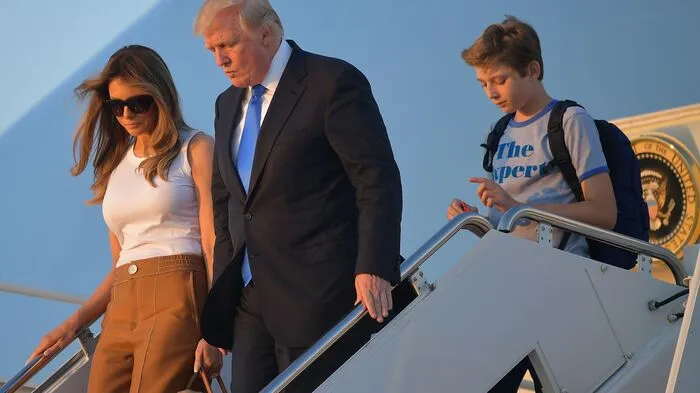 Nach dem Wahlsieg ihres Ehemanns Donald Trump im vergangenen November war das aus Slowenien stammende Ex-Model Melania im Trump Tower in New York geblieben, damit Barron dort an seiner bisherigen Schule das Schuljahr abschließen konnte.