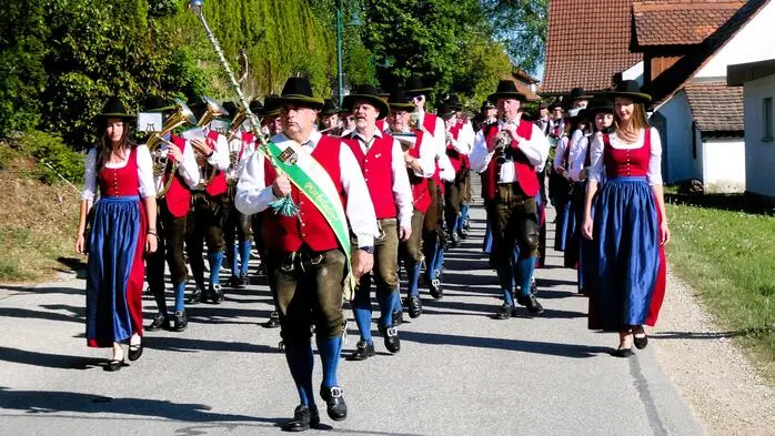 Alljährlich feiern Feuerwehrleute den heiligen Florian – den Schutzpatron der Feuerwehrleute.  So auch die Feuerwehr Rohrbach am Kulm, wo sich am vergangenen Samstag rund 150 Mitglieder des Abschnitts Pischelsdorf unter Abschnittsbrandinspektor Karl Mayer bei der Kulmlandhalle versammelten. 