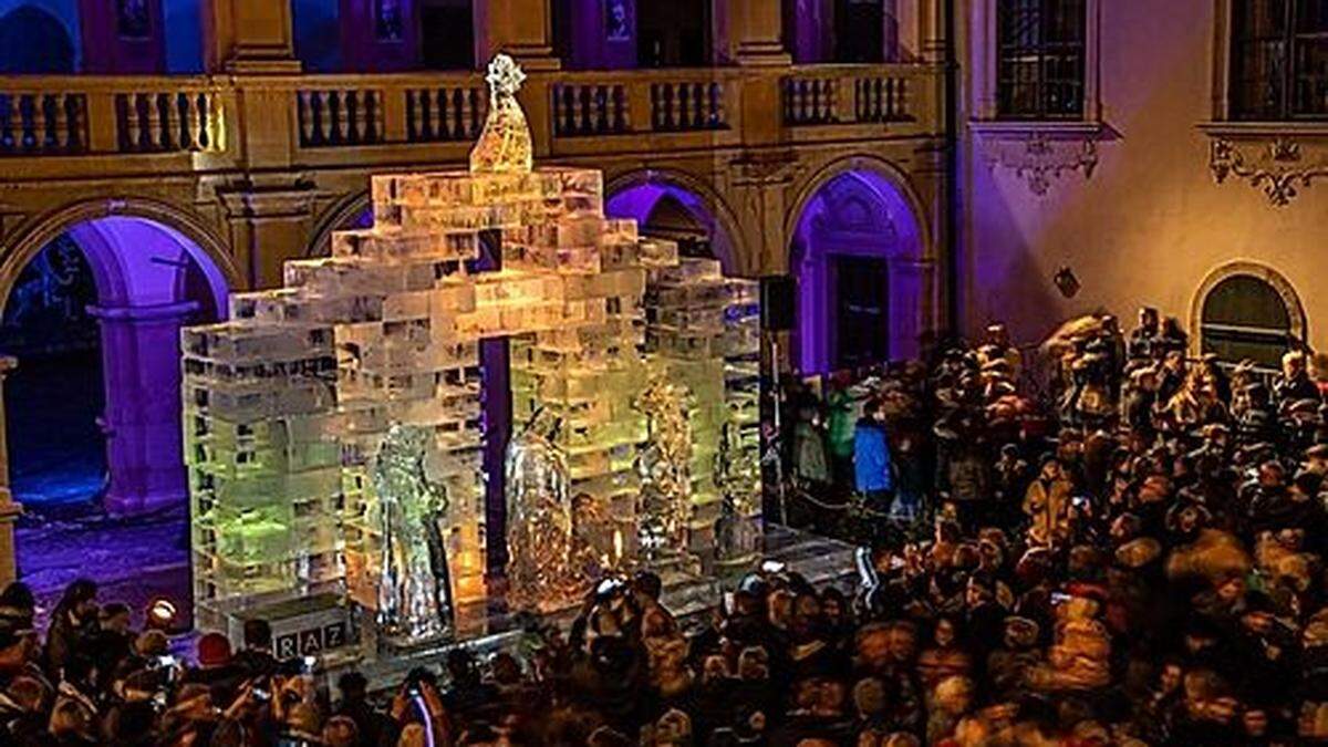 Auch die Eiskrippe wird heuer wieder erstrahlen