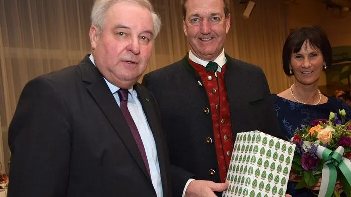 Zum Geburtstagsempfang für Reinhold Höflechner gab es ein volles Haus im Kultursaal mit Gästen aus allen Bereichen. Auch Landeshauptmann Hermann Schützenhöfer stellte sich ein, der angesichts der großen Gratulantenschar humorvoll von „Höflechner-Festspielen“ sprach, und betonte, dass der Jubilar ein beachtliches Lebenswerk geschaffen habe. Er dankte ihm zudem für dessen Einsatz bei der Flüchtlingskrise 2015.