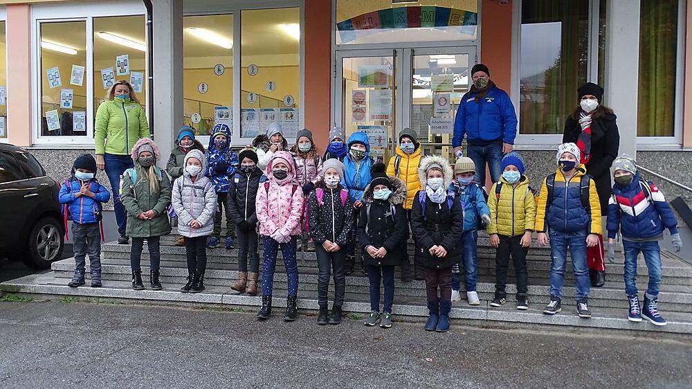 Ausgestattet mit Maske und dicken Jacken trotzten die Kinder der VS Kainach dem Regen