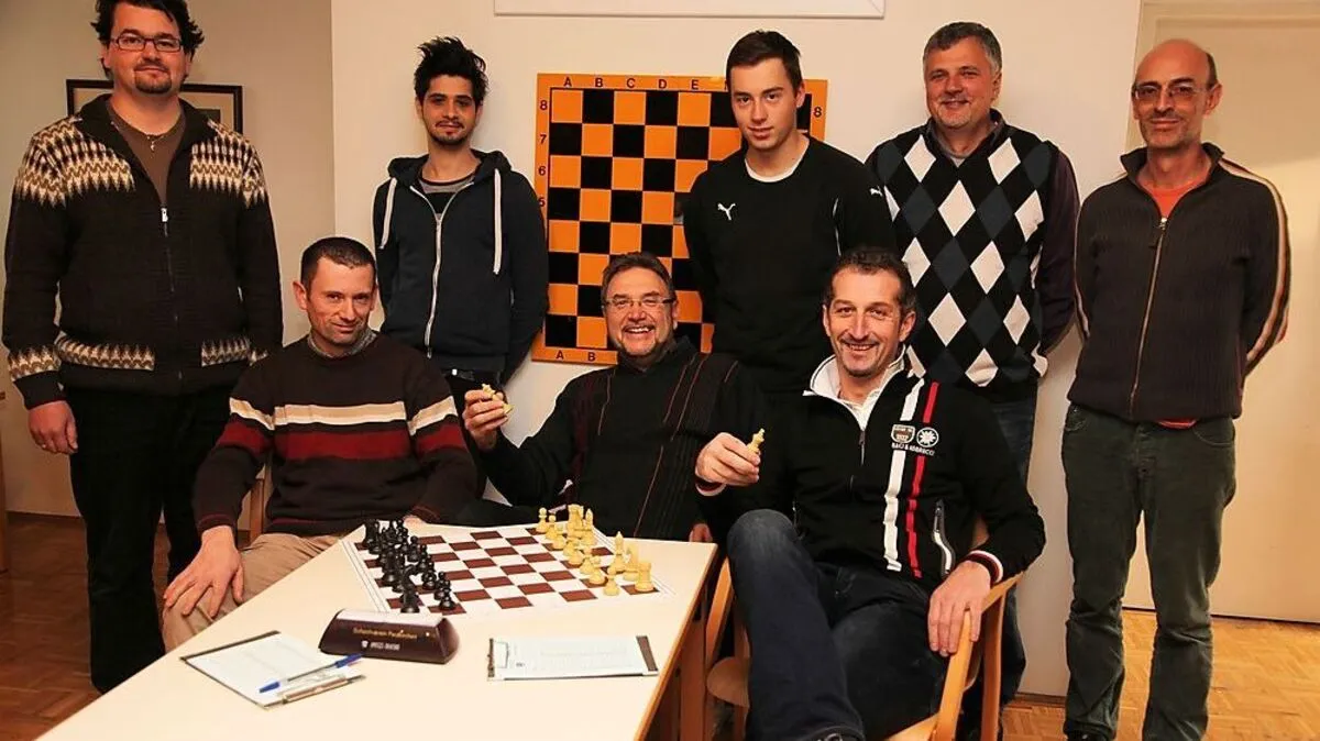 Die 1. Mannschaft des Schachverein Sparkasse Feldkirchen ASKÖ mit den Spielern vorne Dietmar Gruber, Karl Lang, Nenad Pavicevic; Hinten: Christian Erharter, Lukas Lang, Philipp Kulterer, Ilja Orec und Karl Sabitzer