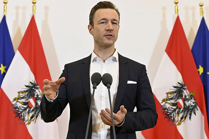 "Wenn dieser Weg weiter verfolgt wird, ist völlig wurscht, auf welchem Sessel Kickl sitzt, das geht sich dann einfach nicht aus" - Wiens ÖVP-Chef und Ex-Minister Gernot Blümel will nicht mehr neben seinem Ex-Regierungskollegen sitzen.