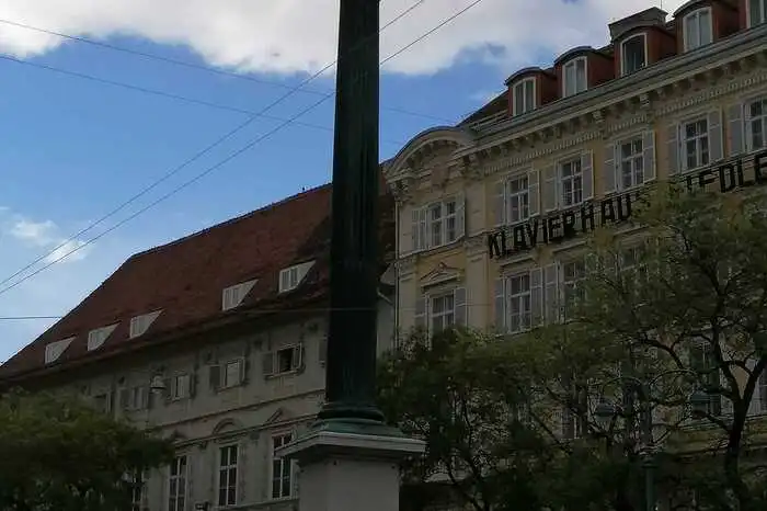 Am Sockel der Mariensäule findet sich auch der Spruch "Allah Akbar".