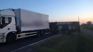 Der Anhänger blieb auf der B 73 über einem Graben liegen