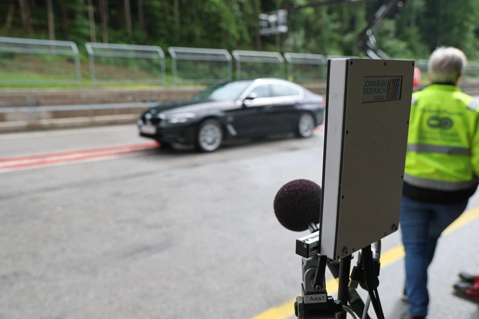 Bild zeigt den „Lärm-Blitzer“ beim Test am Salzburgring