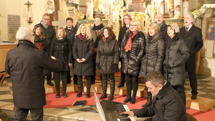 Unter dem Motto „Besinnliches und Swingendes zum Advent“ lud am Freitagabend das Vokalensemble „Propst`n Singers“ zum Konzert in die Pfarrkirche Obermühlbach in der Gemeinde Frauenstein.    