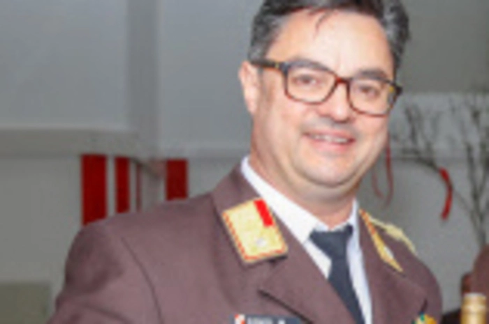 „Wir haben insgesamt 40 Feuerwehrleute im Einsatz, aufgeteilt auf vier Partien“, erläutert Martin Zangl, Abschnittsfeuerwehrkommandant in St. Stefan/R. Sie kümmern sich vor der Rosenhalle um die Einweisung bei den Parkplätzen und die Steuerung des Menschenstroms auf die drei Teststrecken: Damit dort kein Stau entsteht und die Einhaltung der Abstände gewährleistet ist. „Wahrscheinlich werden wir auch neue Masken an alle Testpersonen verteilen“, sagt Zangl und erzählt, dass es sehr viele Freiwillige gab, die mithelfen wollten. Die Helfer selbst werden vor dem Start um acht Uhr ab 6.30 Uhr getestet. Zangl rechnet, dass zwischen 40 und 50 Prozent der Bevölkerung zum Test kommen.