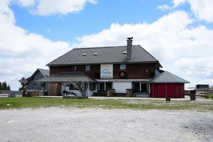Die Großebenhütte ist vom Alten Almhaus aus in einer halben bis dreiviertel Stunde erreichbar.