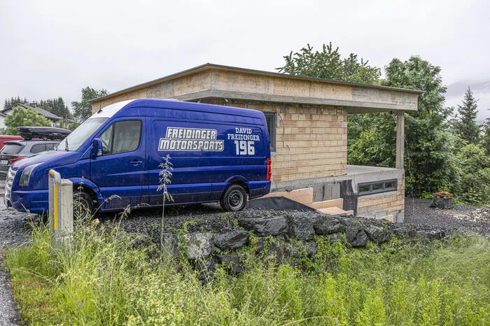 In ihrem Bus mussten sie zunächst übernachten, weil sie ihre Wohnung in Tirol bereits verkauft hatten.