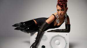 Raye ist eine britische R&B- und Pop-Sängerin und Songwriterin