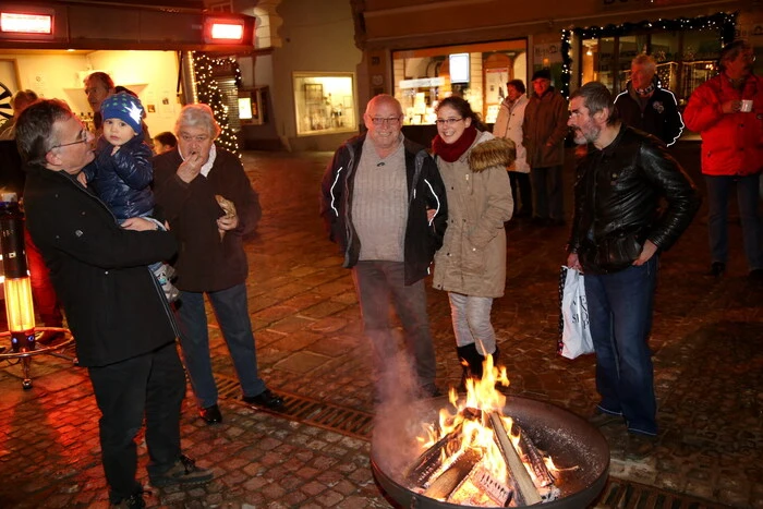 Aufgrund der kalten Temperaturen war die Feuerstelle ein gern aufgesuchter Platz.