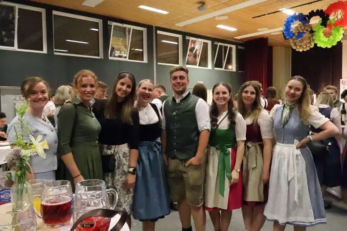 Anschließend gab es für die Anwesenden Speisen und Getränke an drei verschiedenen Bars und einen Glückshafen.