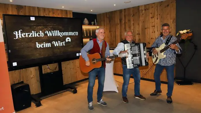 Alfred „Alfi“ Schmied mit der „Quetschn“ und seinen zwei „Spatzen“ mit Hans Peter Brandstätter (Gitarre) und Franz Binder (Bass).