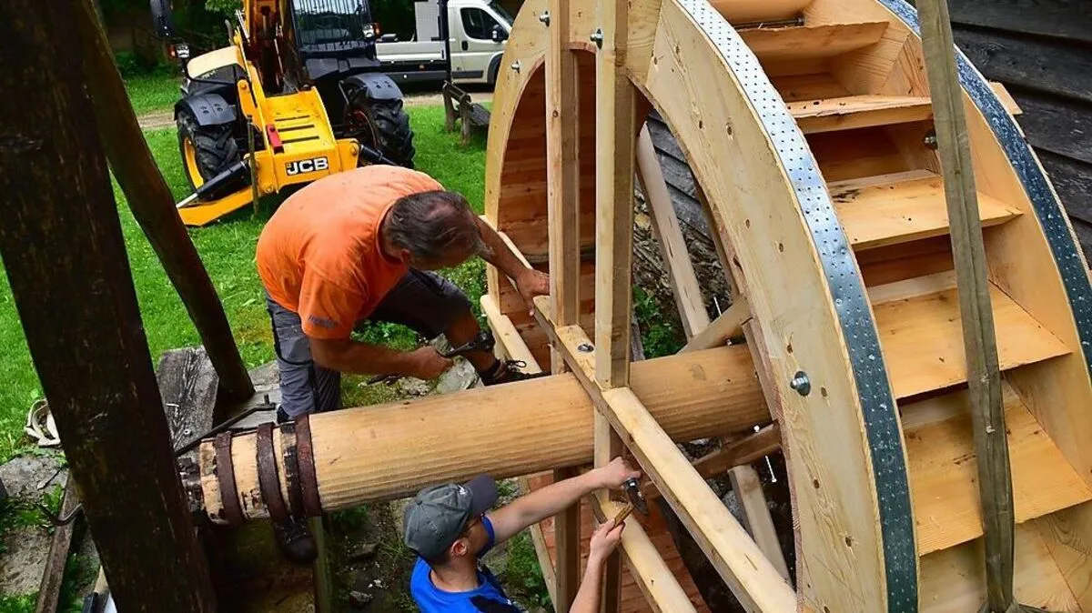 Das Mühlrad wurde mit modernem gerät gebracht, der Einbau war dann aber wie früher Handarbeit