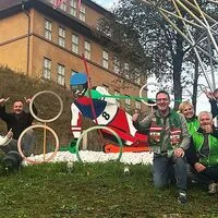 Trixi Kerschbaumer (links) und Mitglieder des Fanklubs von Marco Schwarz samt Eltern und Bürgermeister Michael Maier