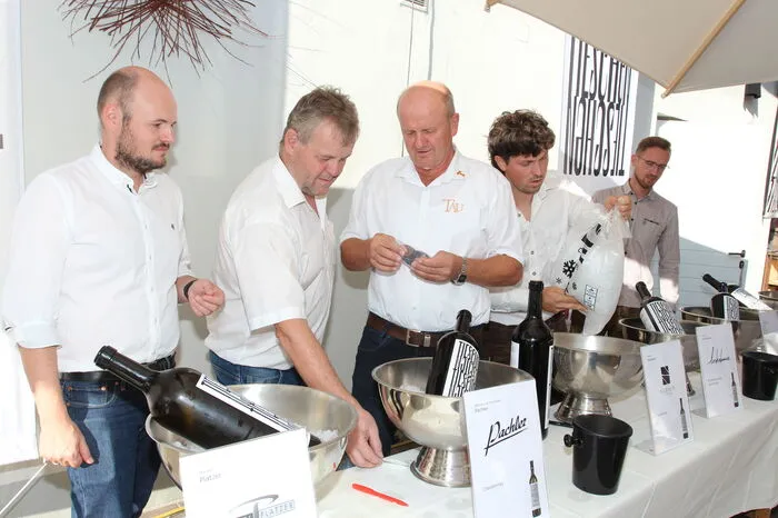 Ausführliche Vorbereitungen bei der Weinpräsentation.