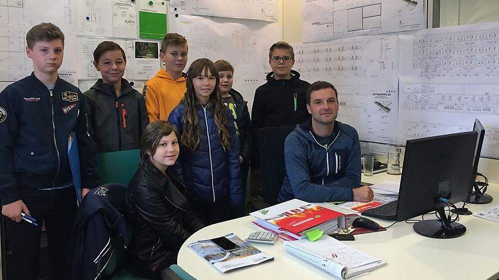 Die NMS-Schüler aus St. Stefan/R. im Technikbüro mit Christian Fink und den Plänen für das Großprojekt 