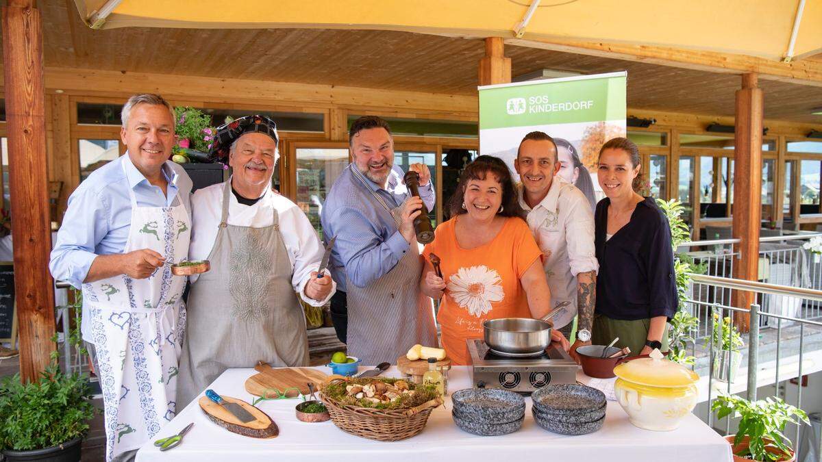 Fritz Strobl, Gerhard Ernst, Martin Leutgeb, Renate Zierler, Christian Wölkart und Brigitta Thurner beim Kochen (v.l.n.r.)