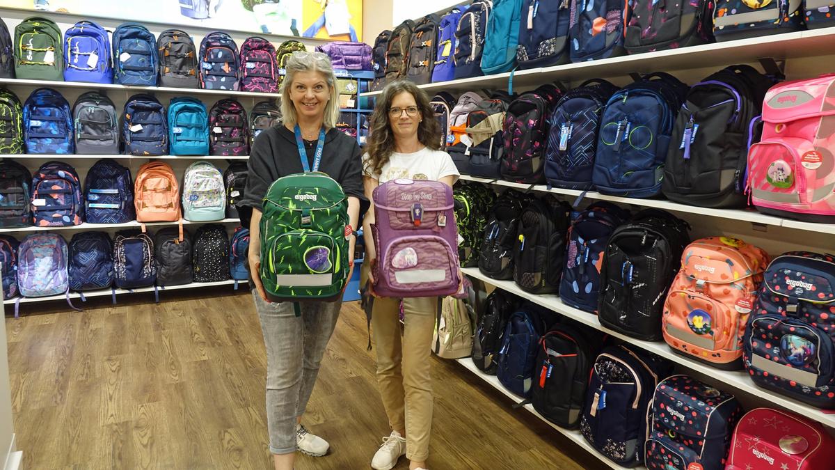 Inhaberin Claudia Jantscher und Nicole Moser von Taschenjuwel in Bärnbach, dem größten steirischen Händler für Rucksäcke, Schultaschen, Handtaschen und Koffer