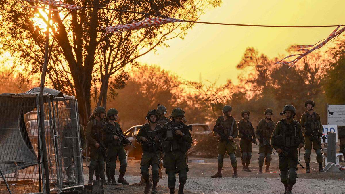 Israelische Soldaten patrouillieren nahe des Kibbuz Be'eri