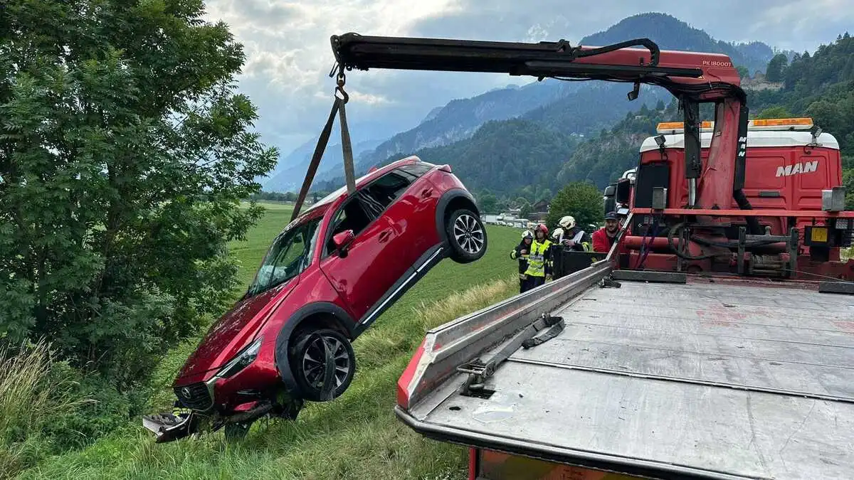 Der Pkw prallte frontal gegen einen Baum