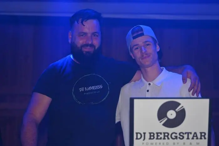 Für beste Stimmung unter den Gästen sorgte musikalisch „DAS DJ-Team“ mit „DJ Bergstar“ und „DJ Namless“.
