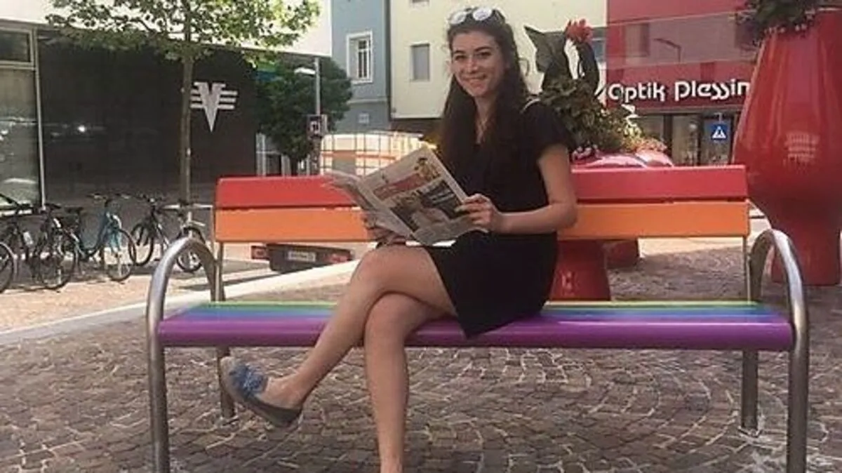 Seit Sommer steht die Regenbogenbank