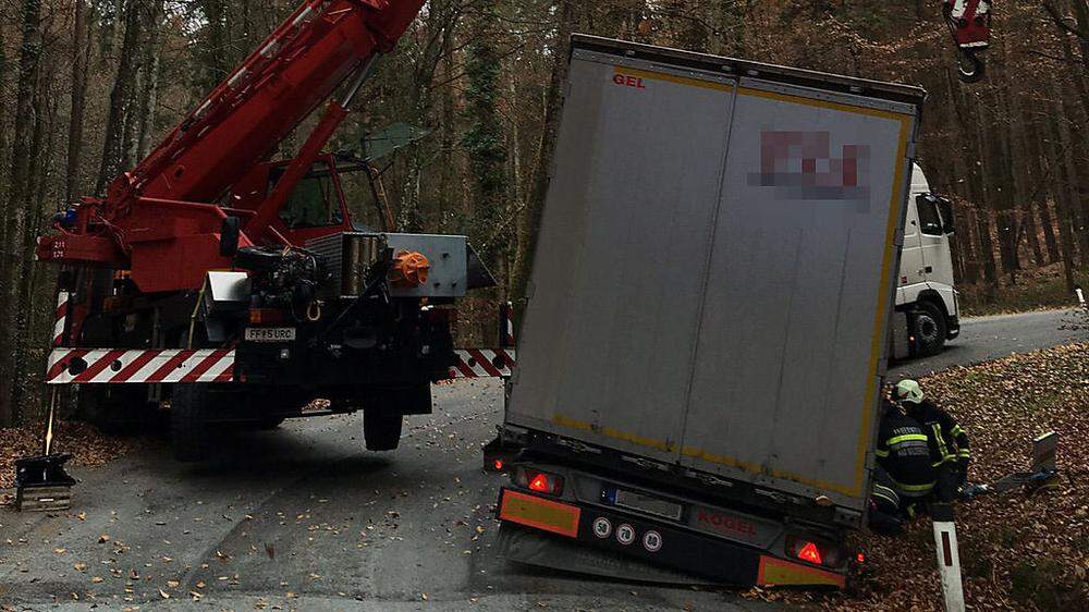 Der Lastwagen musste mit dem Kran der Feuerwehr Fürstenfeld geborgen werden