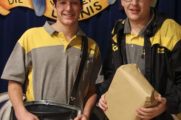Die Brüder Stefan und Florian Rainer stellen sich als Postboten auf die Bühne