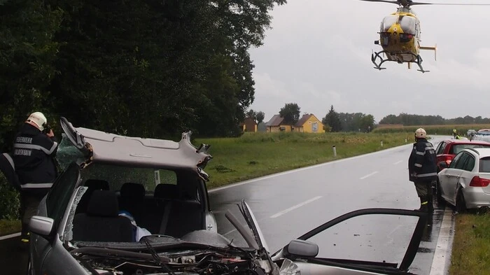 Ein Fahrzeug geriet Mittwochnachmittag auf der B 69 auf die Gegenfahrbahn und touchierte mehrere entgegenkommende Fahrzeuge.