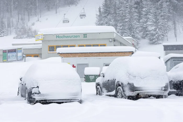 Eingeschneite Autos auf dem Parkplatz der Talstation Hochwurzen II.