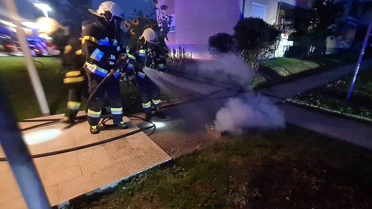 Das Brennholz wurde im Freien abgelöscht