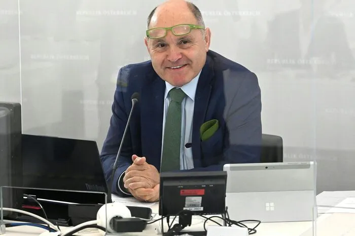Wo hört Bürgernähe auf und wo beginnt Korruption? Diese Frage werfen mehrere WKStA-Ermittlungen auf: Gegen Wolfgang Sobotka und August Wöginger (beide ÖVP), die Parteifreunde auf Posten gehievt haben sollen, gegen Hans Jörg Schelling, der Sigfrid Wolf als Finanzminister Steuerschuld erlassen haben soll, oder gegen den Grünen Christoph Chorherr, der gegen Spenden bei Vergaben geholfen haben soll. Die Beschuldigten weisen korruptes Verhalten zurück. 