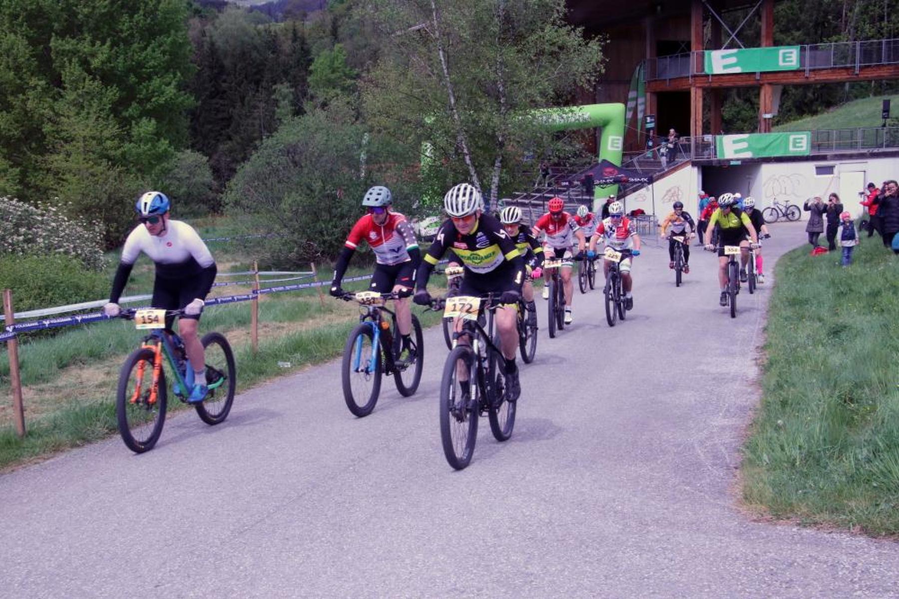 Rund 160 Mountainbiker fuhren beim Bike around the Lake um den Sieg