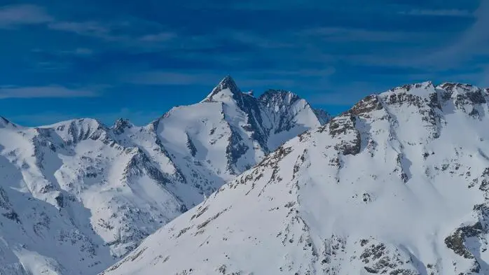 Schneebedeckte Berglandschaft