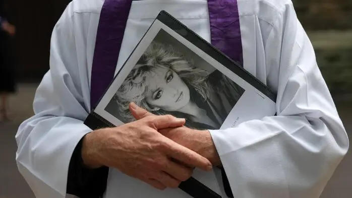 Priester hält ein Bild von Bonnie Tyler in den Händen