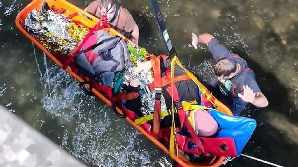 Die verunfallte Person blieb am Bachbett des Thörlbaches liegen und wurde von dort gerettet