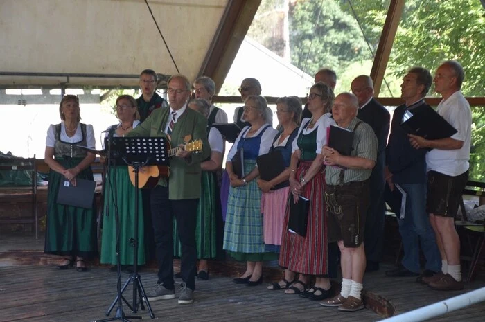 Den Gottesdienst zelebrierte Aushilfspriester Jarek Kempa, gesanglich gestaltet von Church Combo, eine Singgruppe der Pfarre Murau, unter der Leitung von Jonny Ziegerhofer.