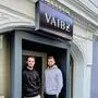 Felix Koller und Raphael Grassel vor ihrem neuen Klub "Vaibz"