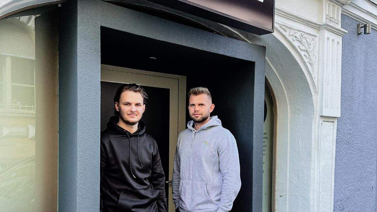 Felix Koller und Raphael Grassel vor ihrem neuen Klub &quot;Vaibz&quot;