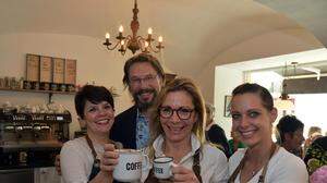

Im Mai 2019 eröffnete Daniela Rak (Mitte) die „KaffeeWerkStadt“ am Heuplatz. Jetzt erweitert sie das Lokal