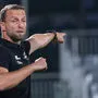WAC-Trainer Ferdinand Feldhofer weist seinen Spielern den Weg
